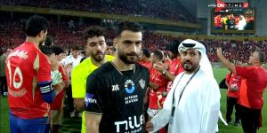 لاعبو الأهلي ينظمو ممرا شرفيا للزمالك خلال تسلم جوائز المركز الثانى للسوبر المصرى - سعودي الاخباري