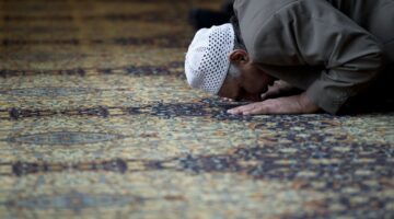 141203162333 muslim man prays