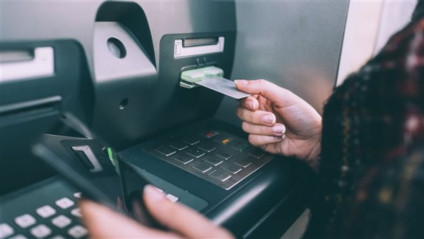 مش هتصدق الرسوم دي! تعرف على تكلفة رسوم السحب من الـ ATM بعد قرار البنك المركزي  كيف تسحب أموالك دون أن تدفع رسومًا إضافية؟